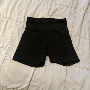 Small athletic shorts with 2 pockets